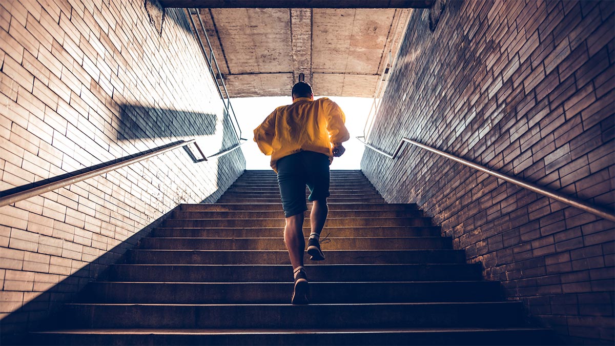 Man rennt die Treppen einer Unterführung hoch